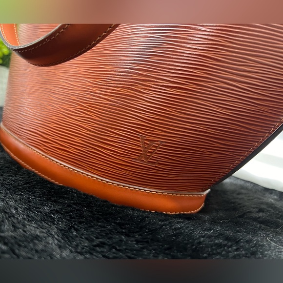 Louis Vuitton
Epi Leather Saint Jacques GM Vintage  SOLD - Picture 7 of 15